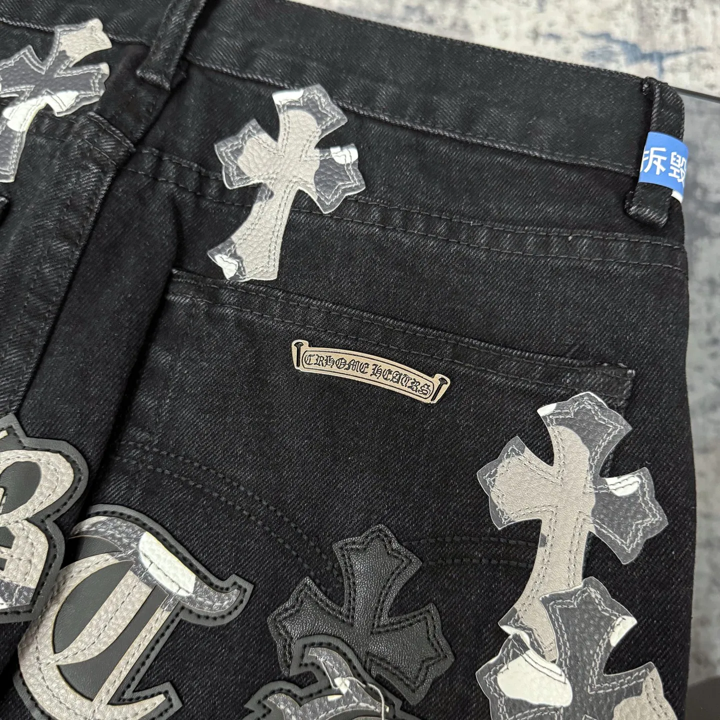 P260 Chrome Hearts Chrome Hearts Black Multi-leather Elements Full of Details Washed Jeans Authentically Restore the Ultimate Vintage Texture Three-Dimensional Fit Loose and Comfortable, Not Slimming Appearing Tall and Slim Made by a Manufacturer Original Quality Control Same Style for Men and Women Can Be Matched for Couples Versatile Recommendations Must-Have Jeans for All Seasons Fashionistas Have Been Disappointed From the Quality Selection of Fabrics, Cutting of Details, and Matching of Patterns, Everything Is Impeccable! The upper body is so handsome when worn...it can be easily worn by men, women and children! The craftsmanship is made of heavy-duty washed pure cotton denim fabric. After washing, it is soft and thick and looks very stylish when worn. Color: black Size: 28 30 32 34 36
